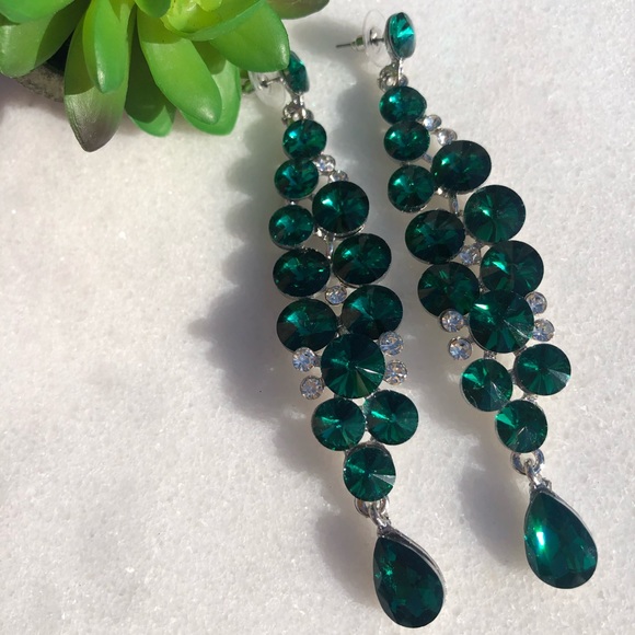 Beautiful vibrant emerald green earrings 4 inch drop - Picture 6 of 10